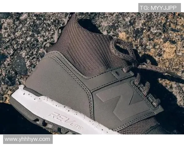 三大足球巨星的专属鞋款解析与创新设计背后的故事